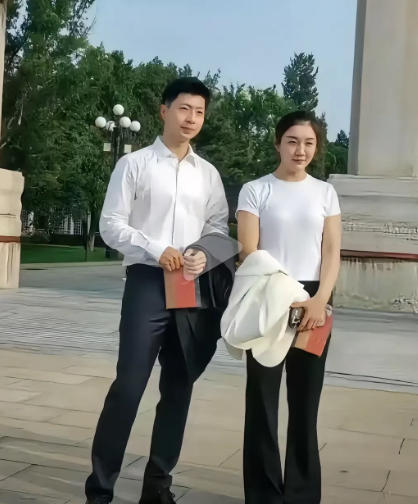 马龙和陈梦合影！我发现2个很有趣的现象[玫瑰]1、大家发现没，马龙36岁，陈
