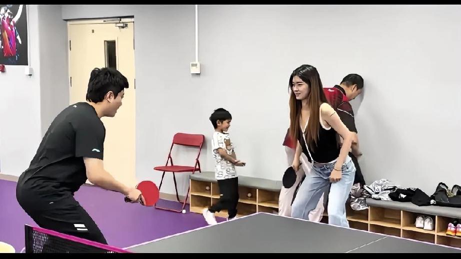 二宝：小姑姑你干嘛呢？你过来教我打球呗。莎莎：二宝乖，小姑姑在树上呢。二宝：