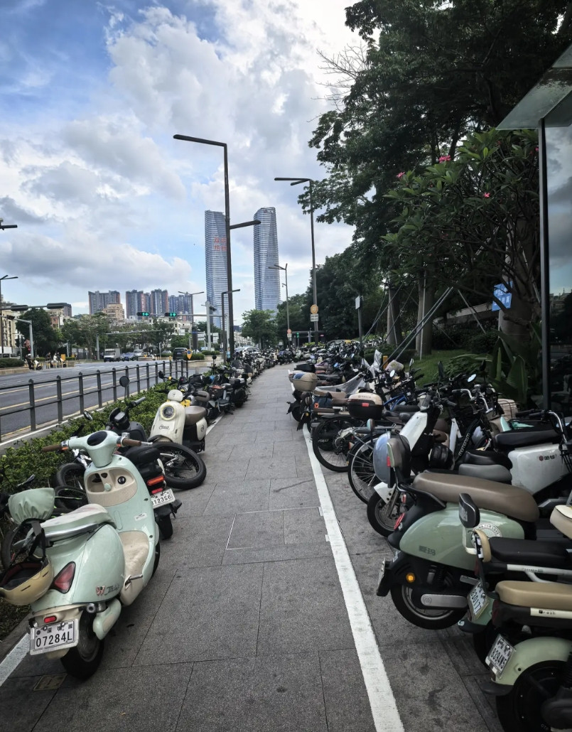 深圳关内和关外对摩托车停放的管理还是大不相同啊。我今天从坂田出门去南山科技园，