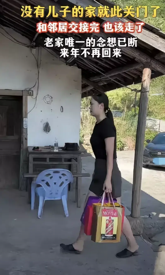 “太心酸了”四川广安，有一位村民跟家人正在家门口吃饭，看到邻居家的女儿开着汽车回
