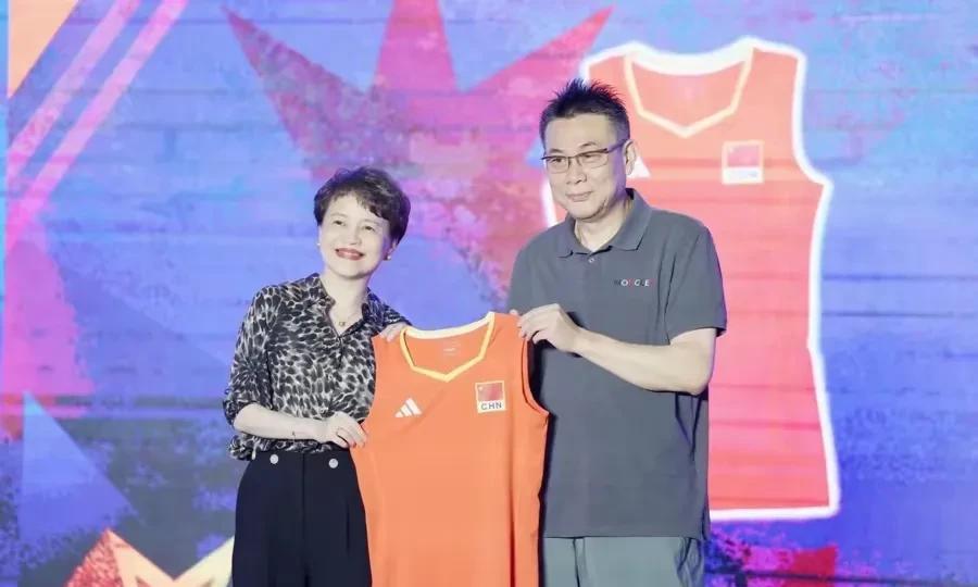 【值得点赞！女排蔡斌教练落尽铅华返璞归真重回群众】在近日举办的发布会上，前国家