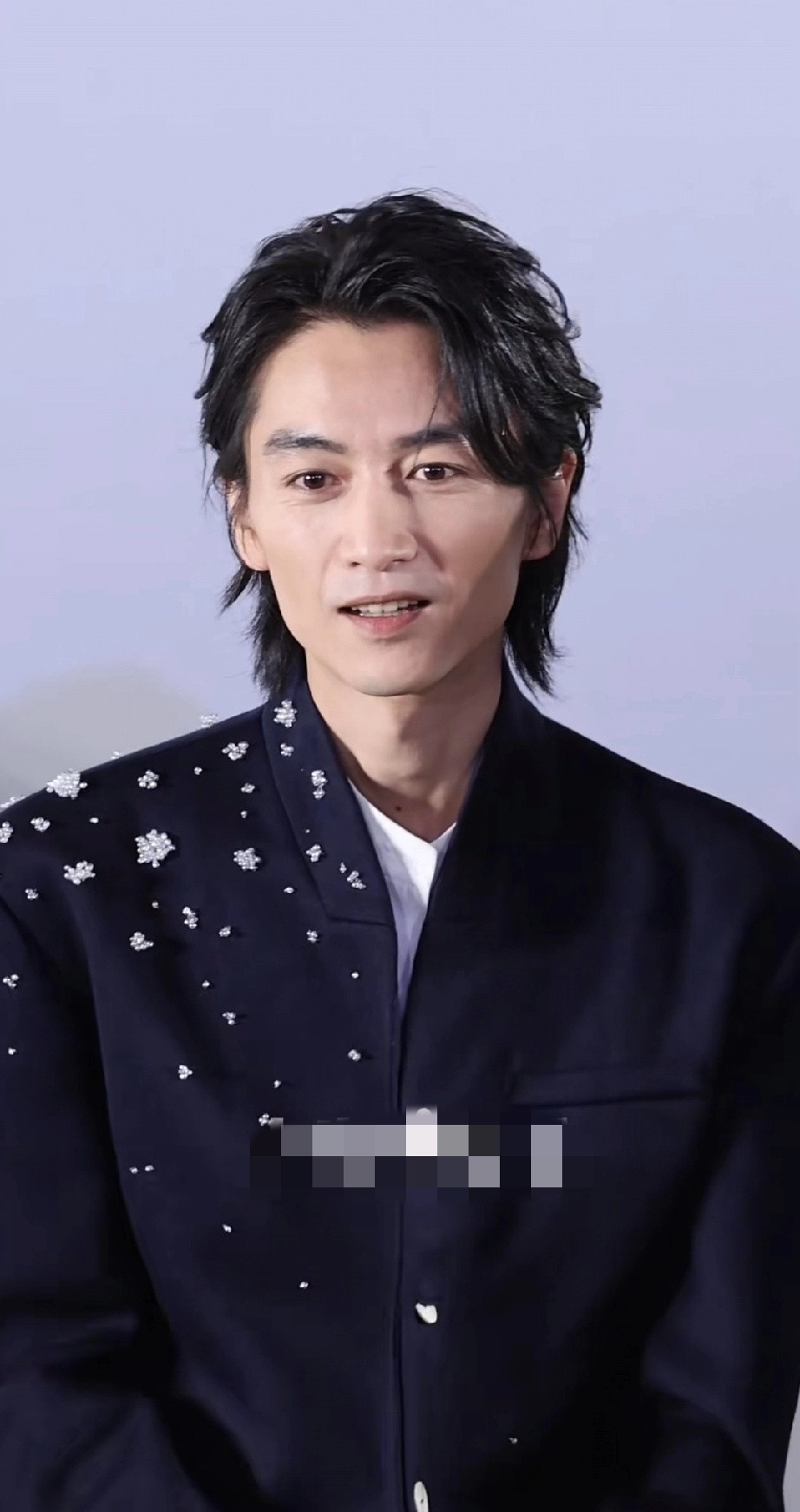 陈晓应该是抑郁了，眼里没有光，突然暴瘦还留了长发，都不像他自己了。这是他今天宣传