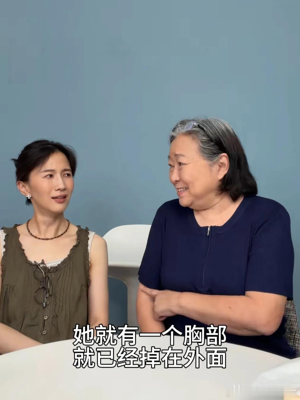 方芳跟papi酱说：“费玉清的姐姐费贞绫，我在开始表演的时候，她的吊带掉了，她又
