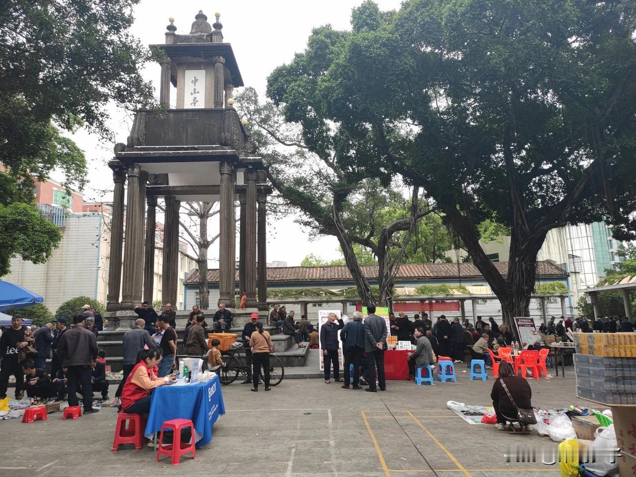 漳州龙海石码古城，中山亭的广场上很热闹，以老年人主为有摆摊、有戏唱、有打牌各有各