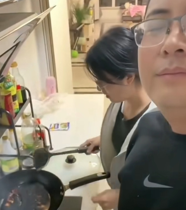 老婆烙的饼，分配为一人一半……
