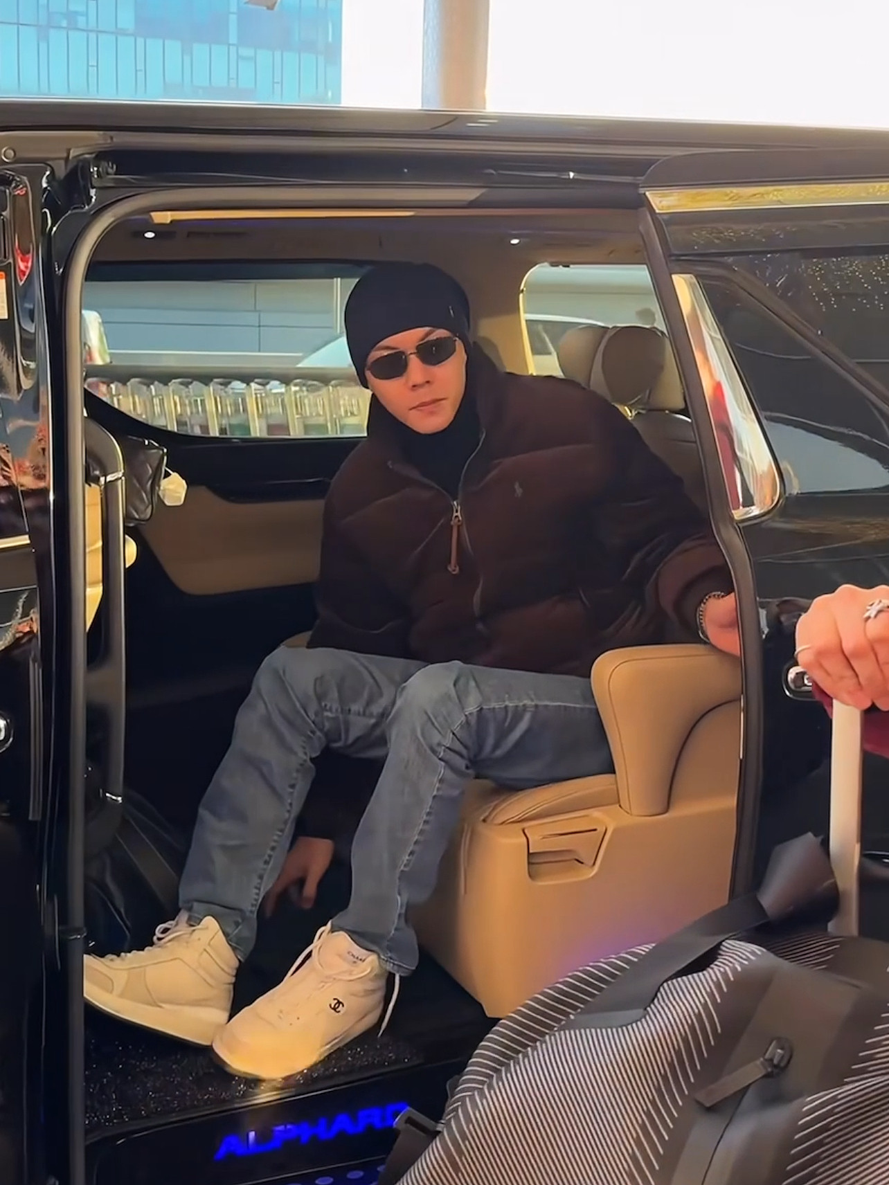 陈伟霆一大早被拍系鞋带，这一幕好接地气。陈伟霆12.15上午香港出发，粉丝早早等