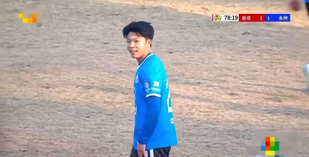 扑出第二个点球时，唐嘉年没吼。他蹲下来，摸了摸草皮。娄底等了63分钟才捅破窗
