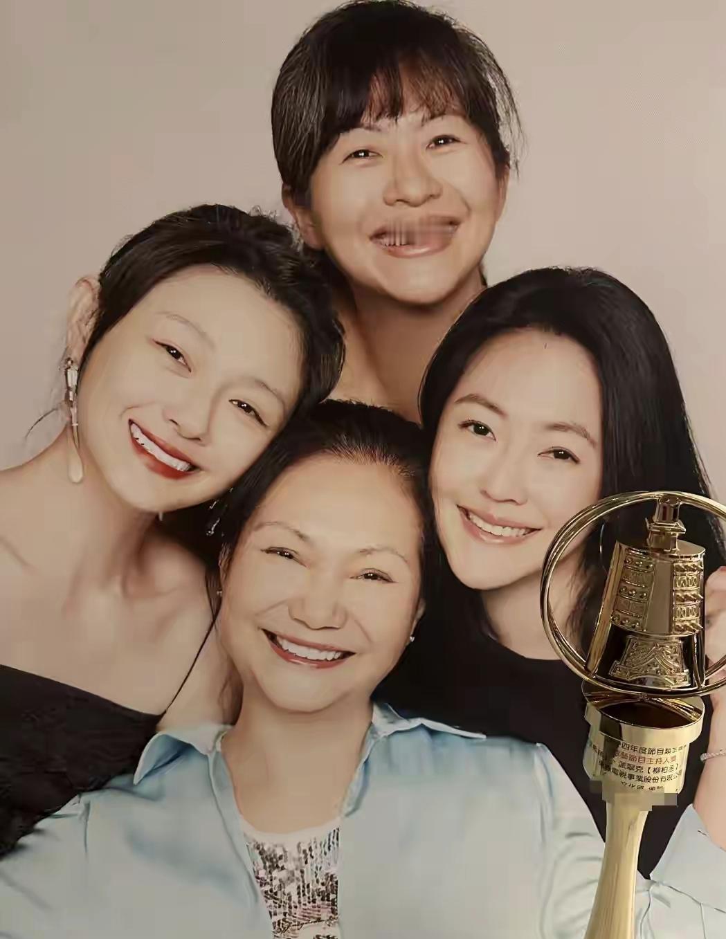 小S斩获金钟奖综艺主持人大奖后，将奖杯赠予母亲，S妈感动落泪。视频中疑似大S遗像