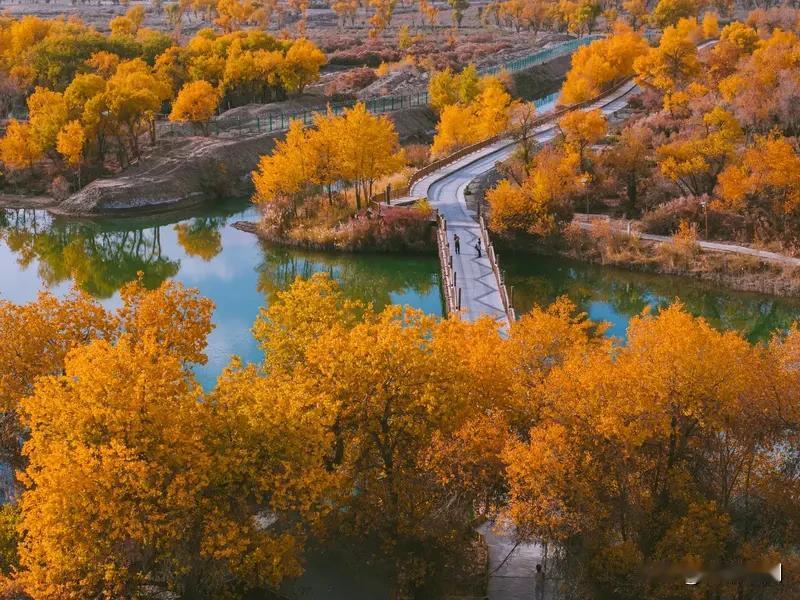 看到“一山一水一风景”这一上联，瞬间便被其简约而宏大的意境所吸引。我认为“一言一