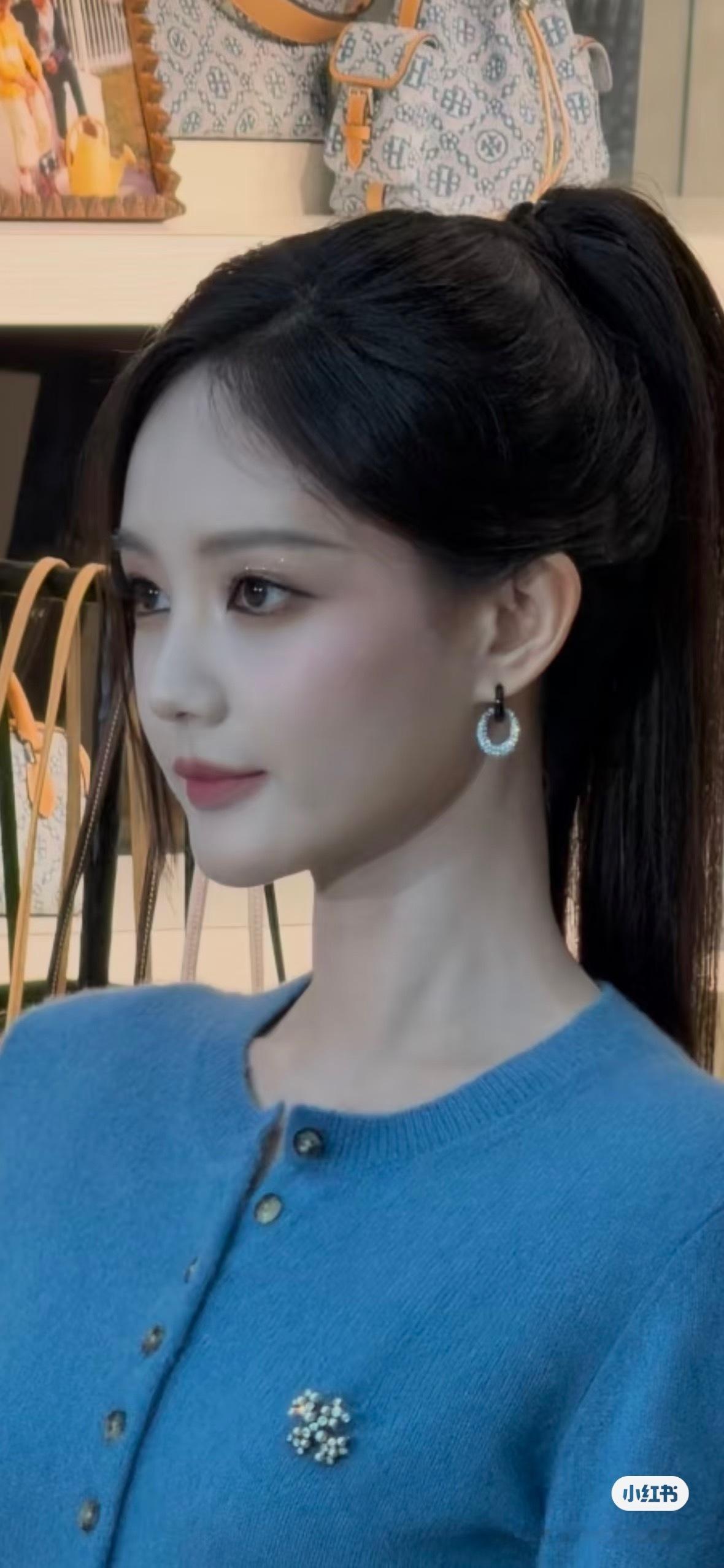 她是90年的，真的不显老，而且没有医美痕迹。骨架不大，均匀有肉，不干瘦，属实是老