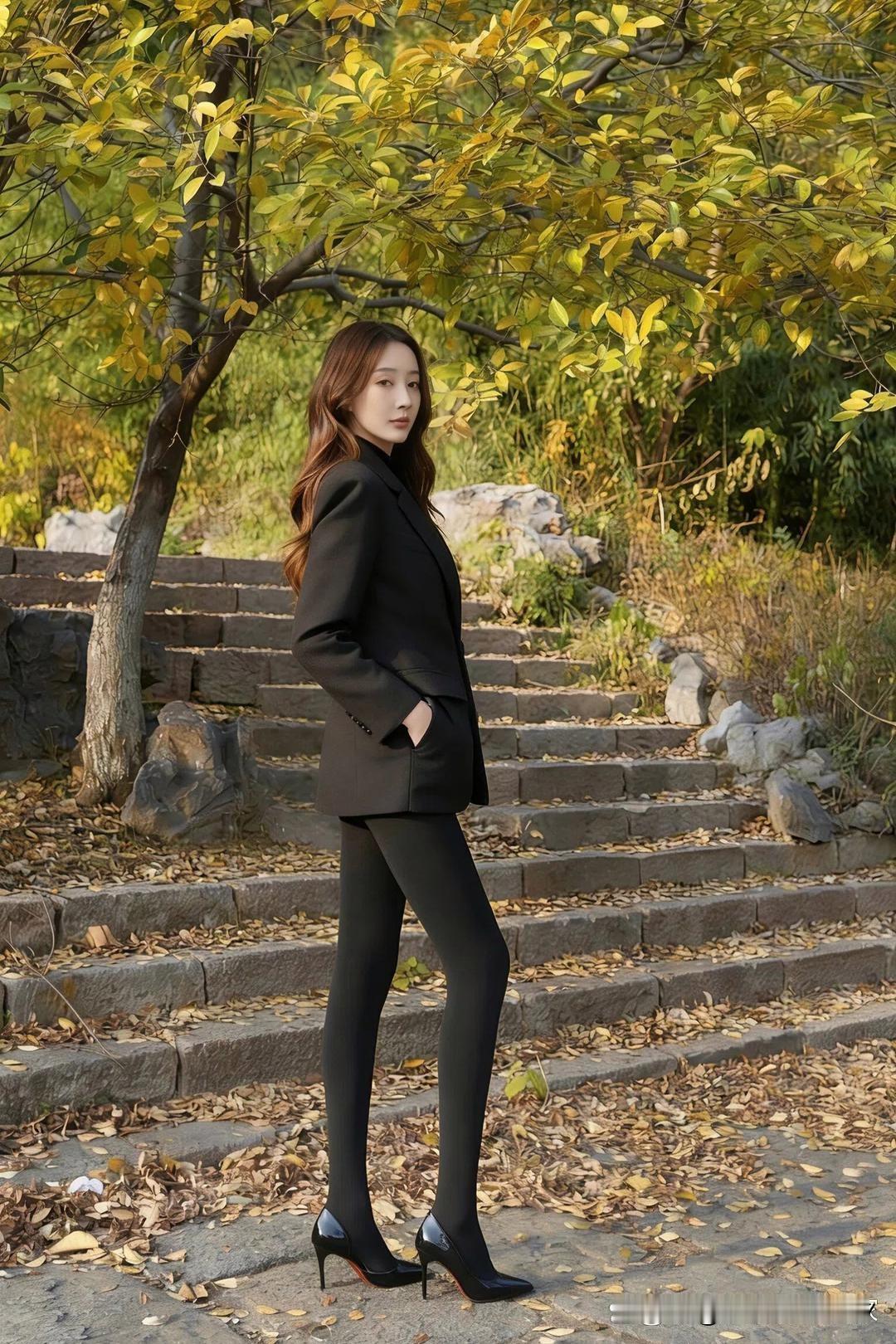 秋日暖阳下，黑西装与落叶的邂逅，简直美出了新高度。想象一下，那笔挺的黑西装，在温