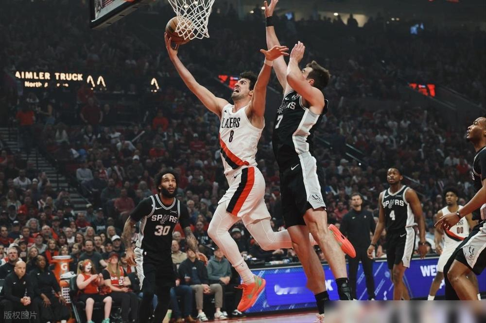 季后赛1个板，球队惨遭逆转，杨瀚森被波特兰媒体公开处刑！领先15分...