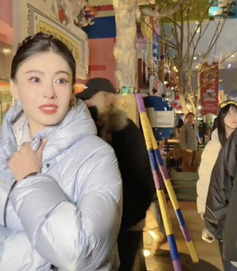 45岁张柏芝在上海街边被偶遇，她穿着羽绒服，脸蛋圆润，真的好漂亮​​​
