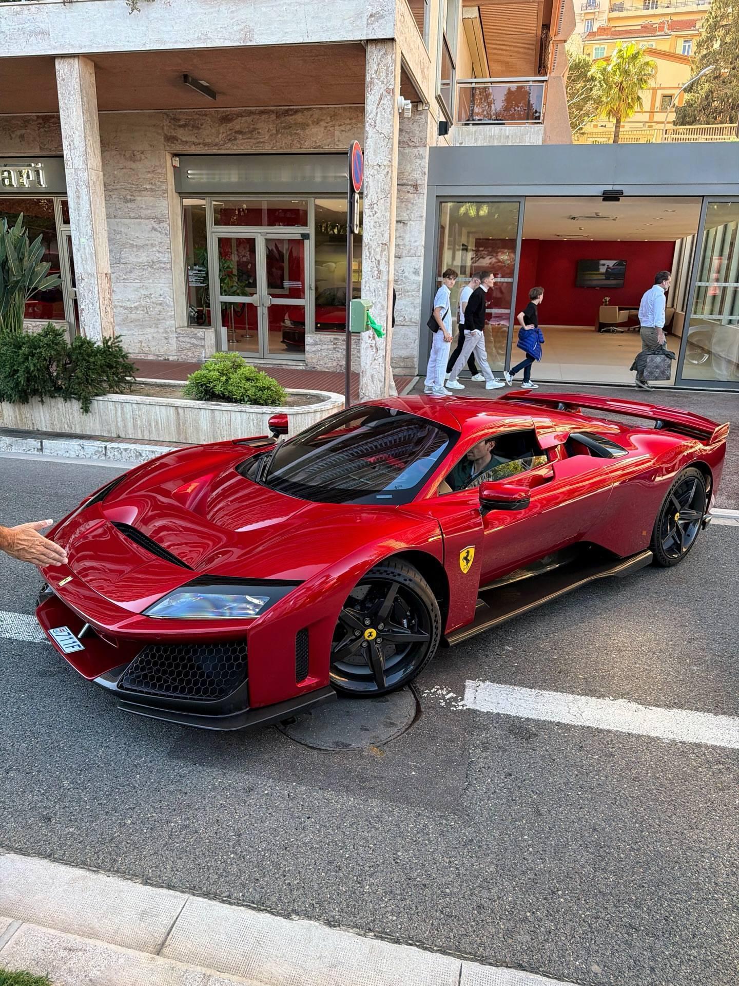 FerrariF80法拉利这台没有黑色饰条的F80效果还是挺OK的。