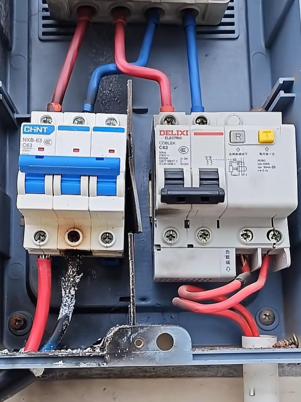 这个故障怎么解释，有电工师傅知道的吗？3P空开当2P空开用。出线比入表线还要细反