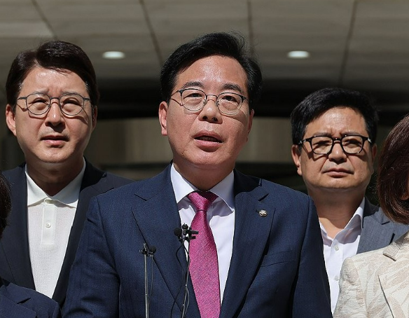 24日韩国国民力量党面对自身民调跌至历史最低，决定加大攻势，不仅要求因“助理仗势