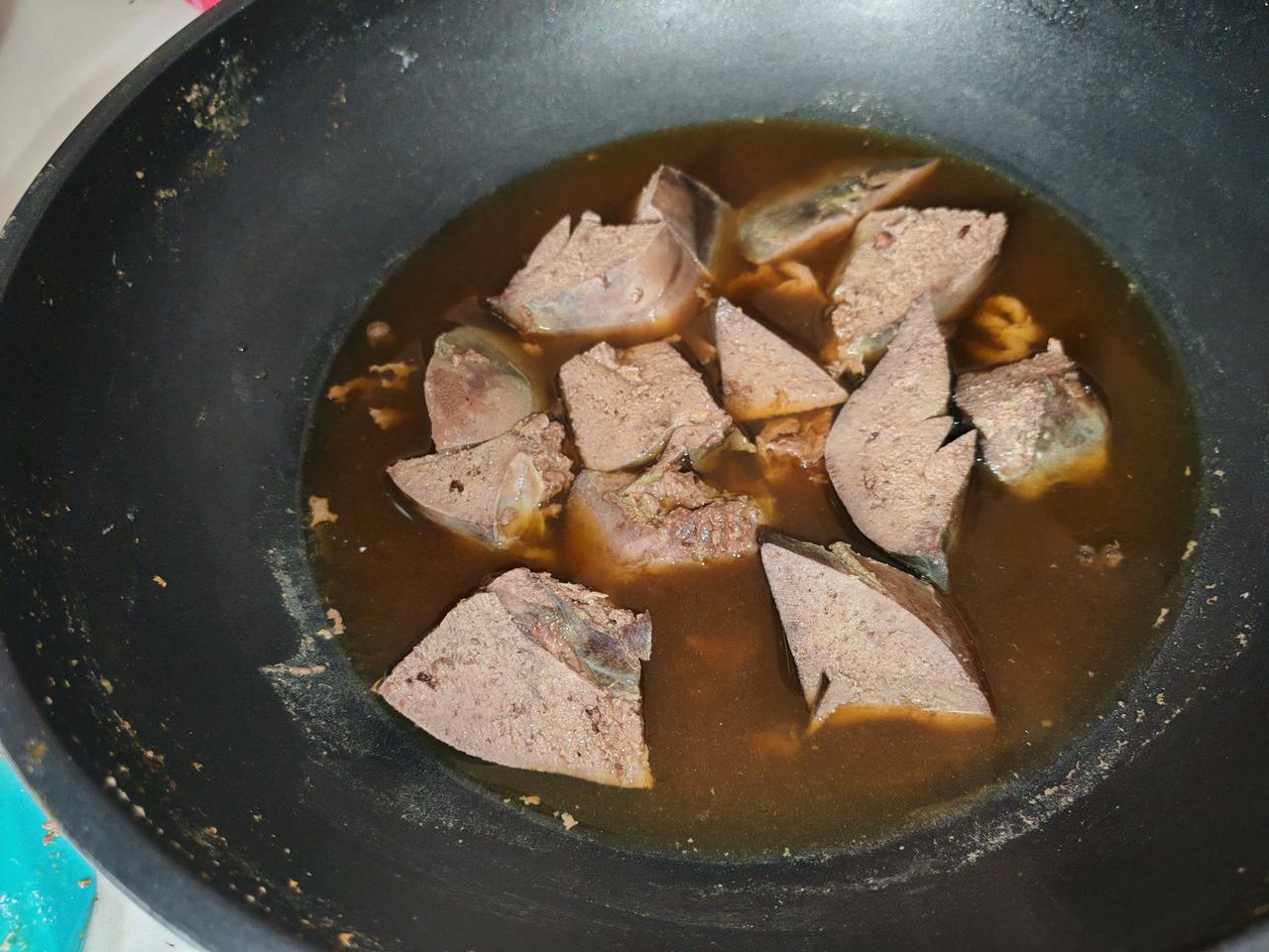 上一次买的猪肝，前几天就吃完了，因为以前不经常吃，所以也忘买了。吃了几天猪肝