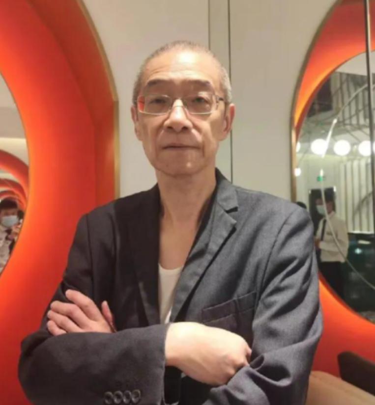 一万块钱一个月的养老预算，最后换来的却是全镇酒店联手拉黑，上海69岁的周威大爷带