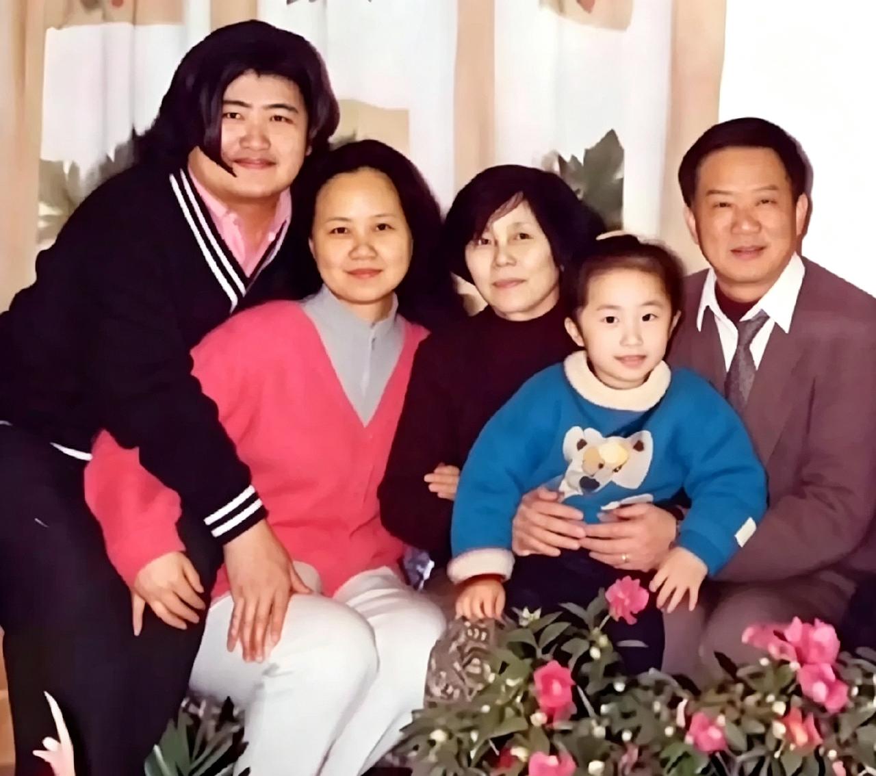 翻出一张刘欢年轻时的全家福。他留长发穿运动服，真挺潮。老婆卢璐在旁边，岳父岳母抱