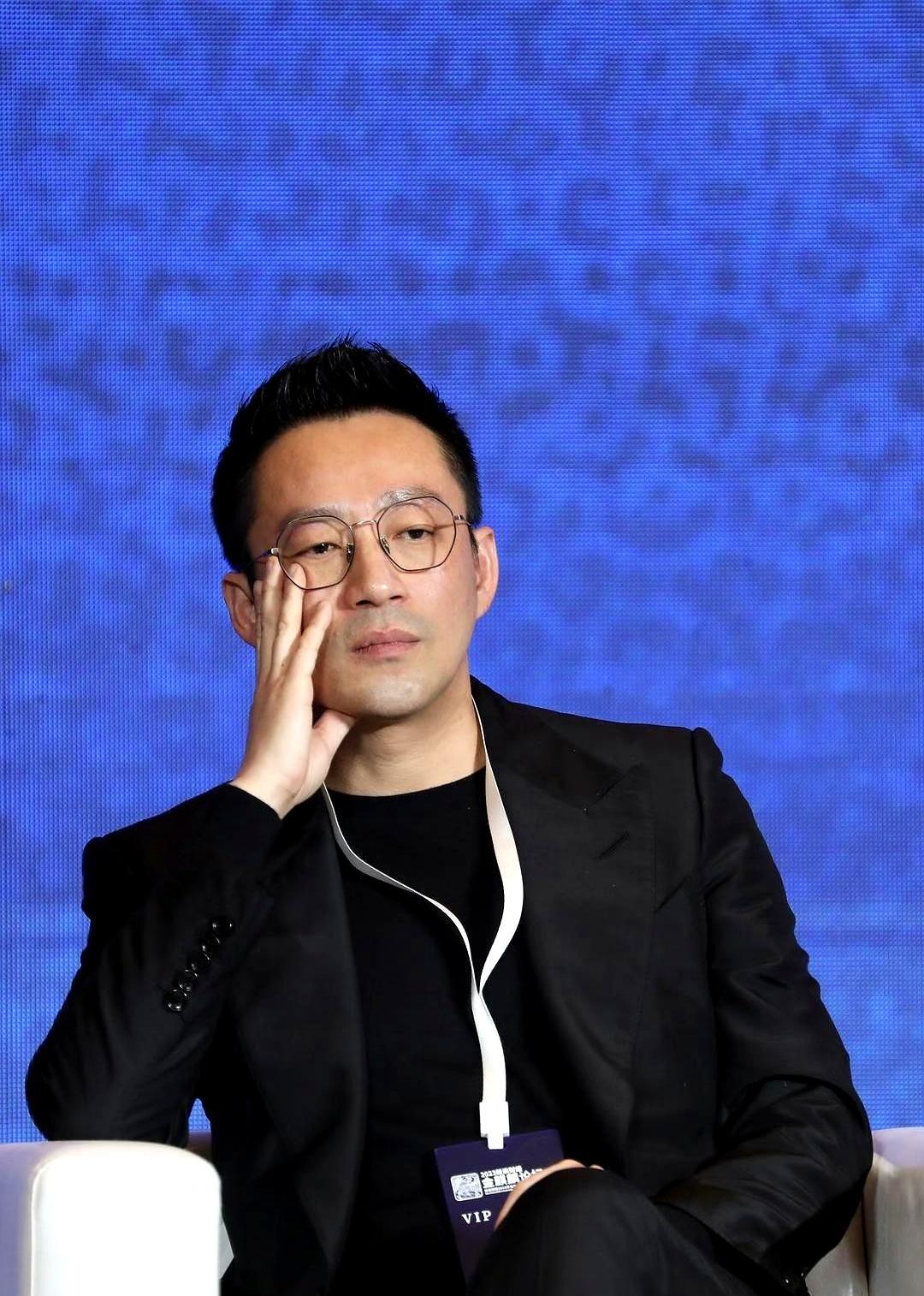 直播撕裂：汪小菲当众怒斥张兰，豪门母子反目背后的三十年恩怨
