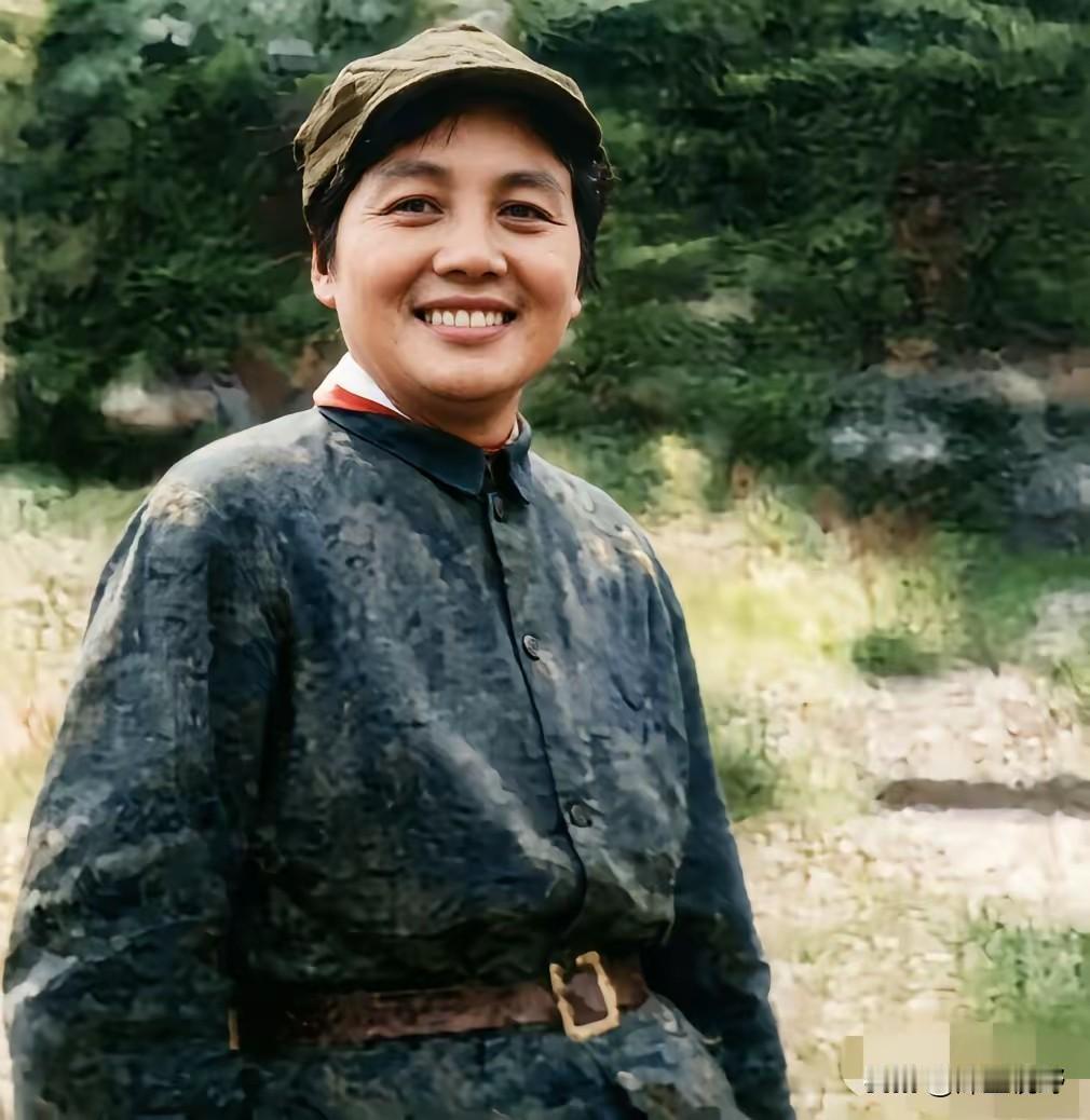 她曾经是四方面军的政治部主任，陈赓，王树声，许世友等人都是她的部下，参与鄂豫皖、
