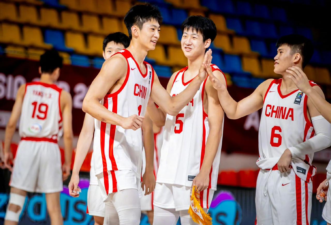 中国U18男篮晋级半决赛，菲律宾最后输急眼了全程压制！中国U18男篮117-1