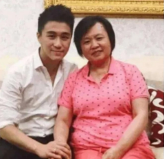 一次，赌王何鸿燊家的保姆，买彩票中了3000万，保姆乐坏了，她问赌王的儿子何猷君：“你想要什么礼物？
