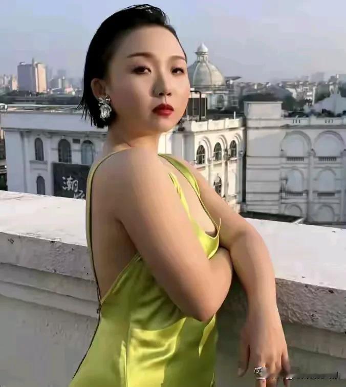 这是我们认识辣目洋子吗？辣目洋子=李嘉琦反差比较大