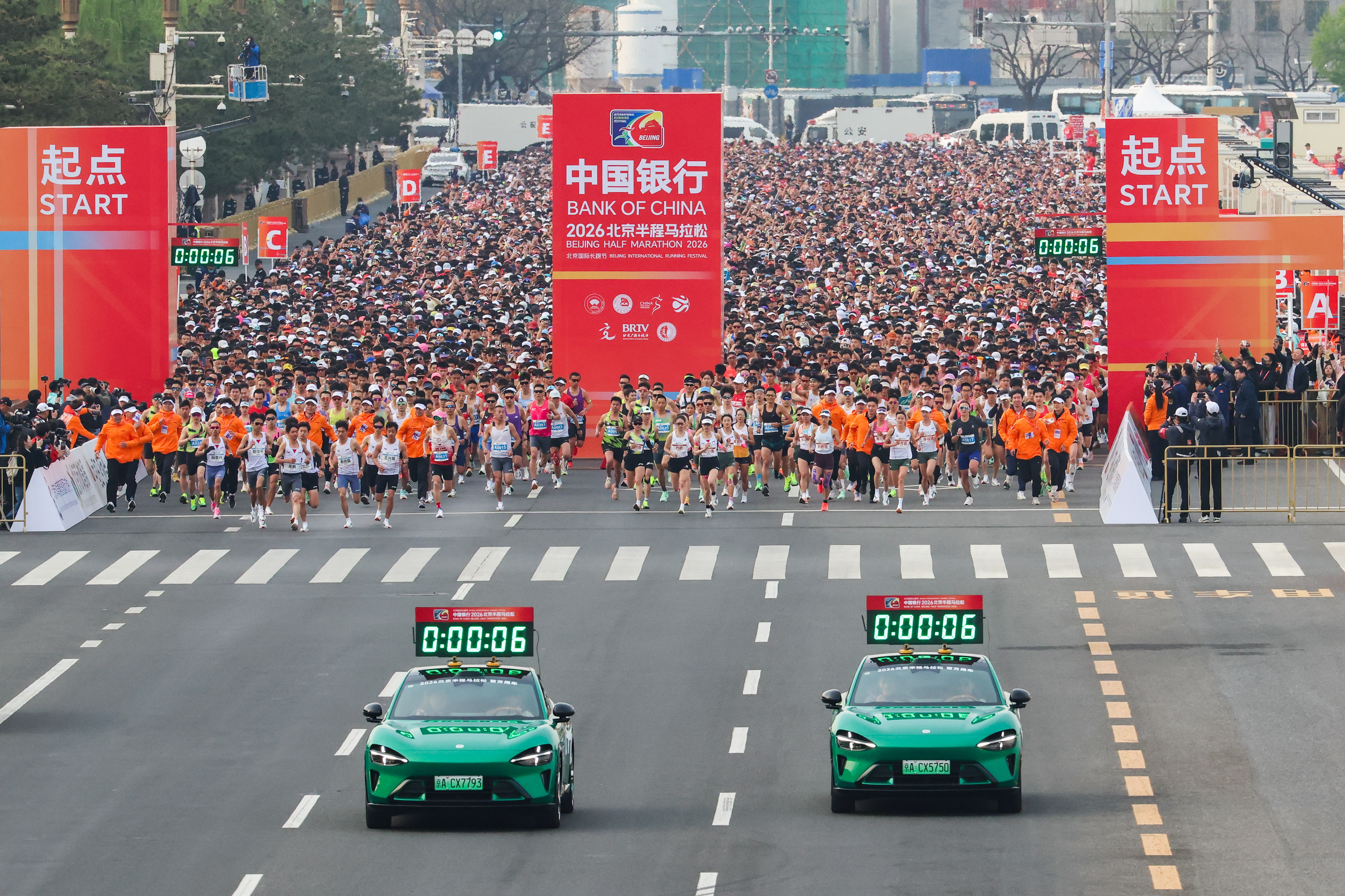 小米yu7北半马领跑北京半马开跑，竟然看到了小米YU7的身影！还是作为头车领跑，