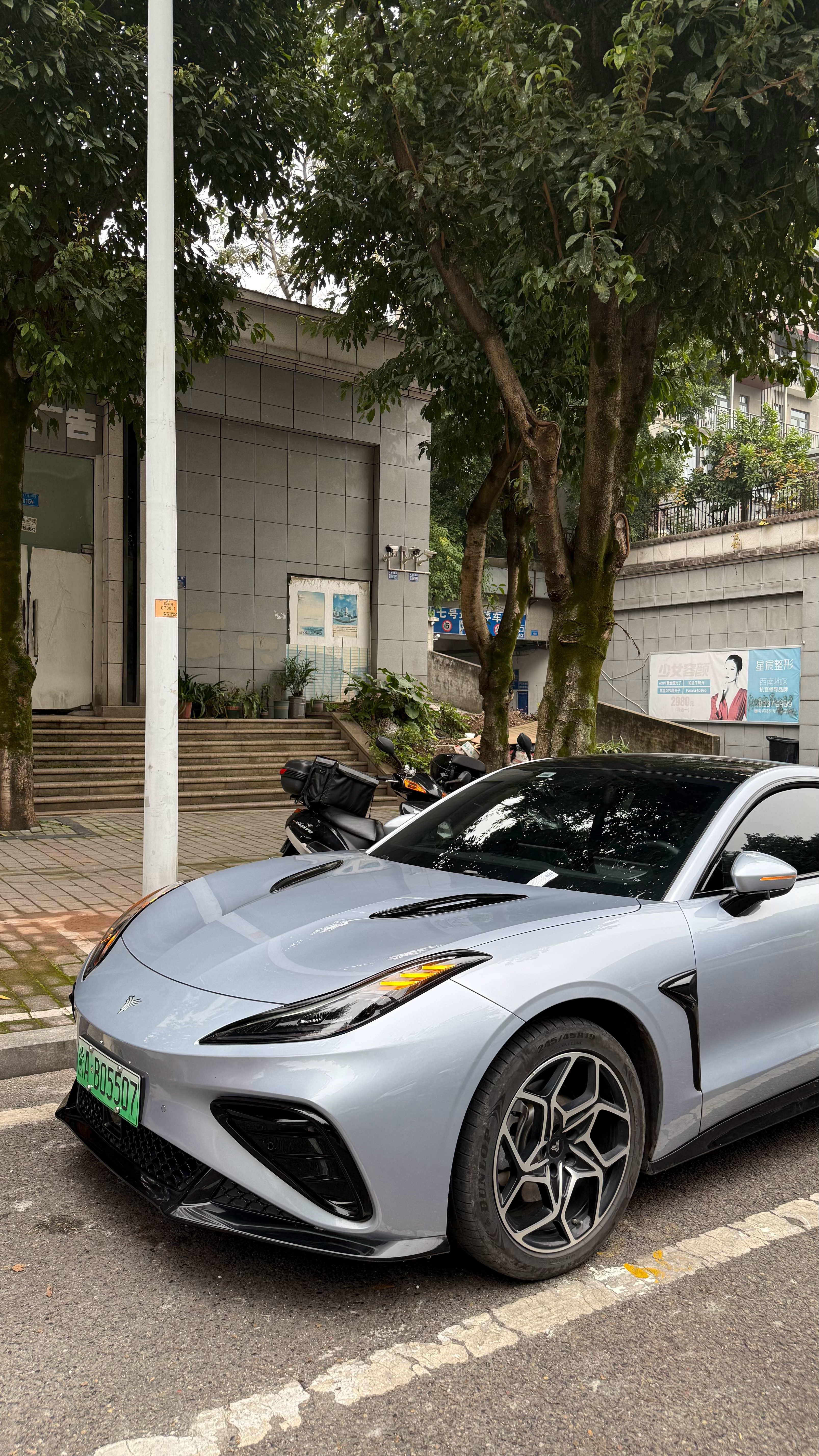 租了辆哪吒GT来玩年轻人的第一台跑车