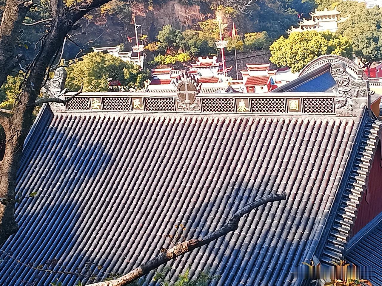 有空有闲，偶见一诗，试着用左手练练，写了几幅，总是觉得草书实在太难！挑一幅自己看