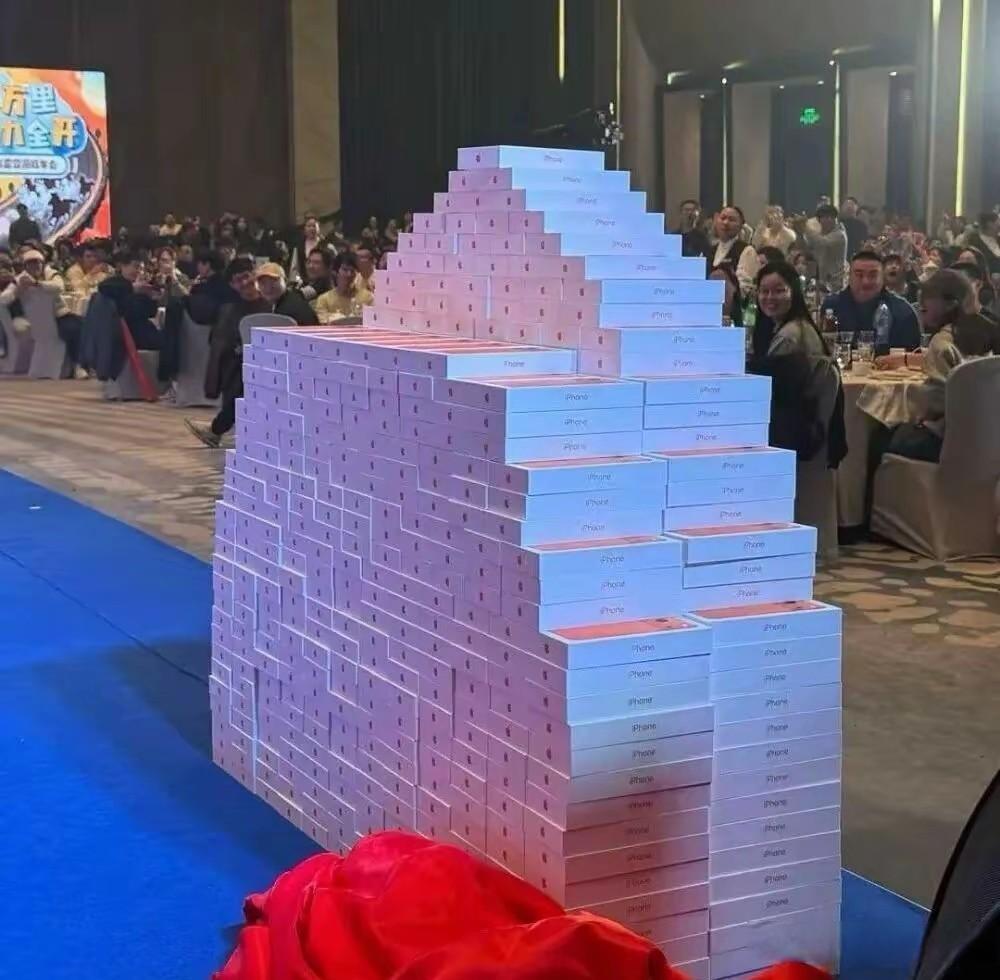 吉比特年会上，iPhone17ProMax堆成了山。人手一台，顶配。波克