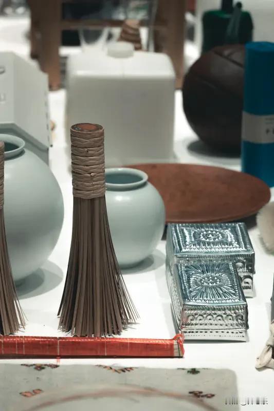 这届年轻人开始“抠门”了？别笑，他们比谁都清醒最近，网上有个词挺火，叫“反向