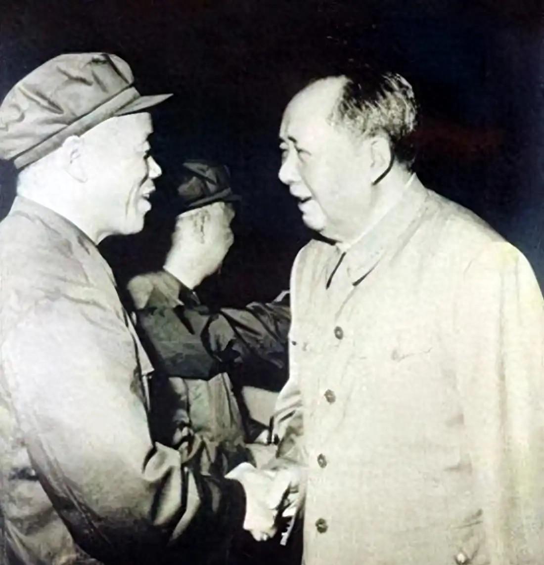 八大军区司令员对调，中央开会气氛很紧张，毛主席：先开个玩笑吧1973年12月1