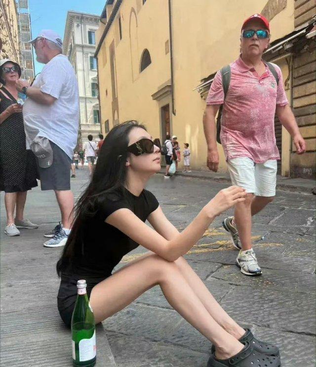 这是易梦玲的松弛感嘛？！感觉在人群中替她尴尬啊​​​​
