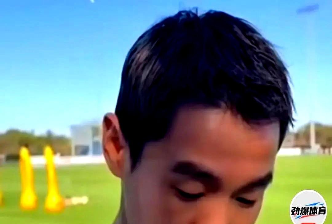 国足刚赢了球，韦世豪还进了一个。结果在训练场，马德兴问他出道这么多年有没有更成熟