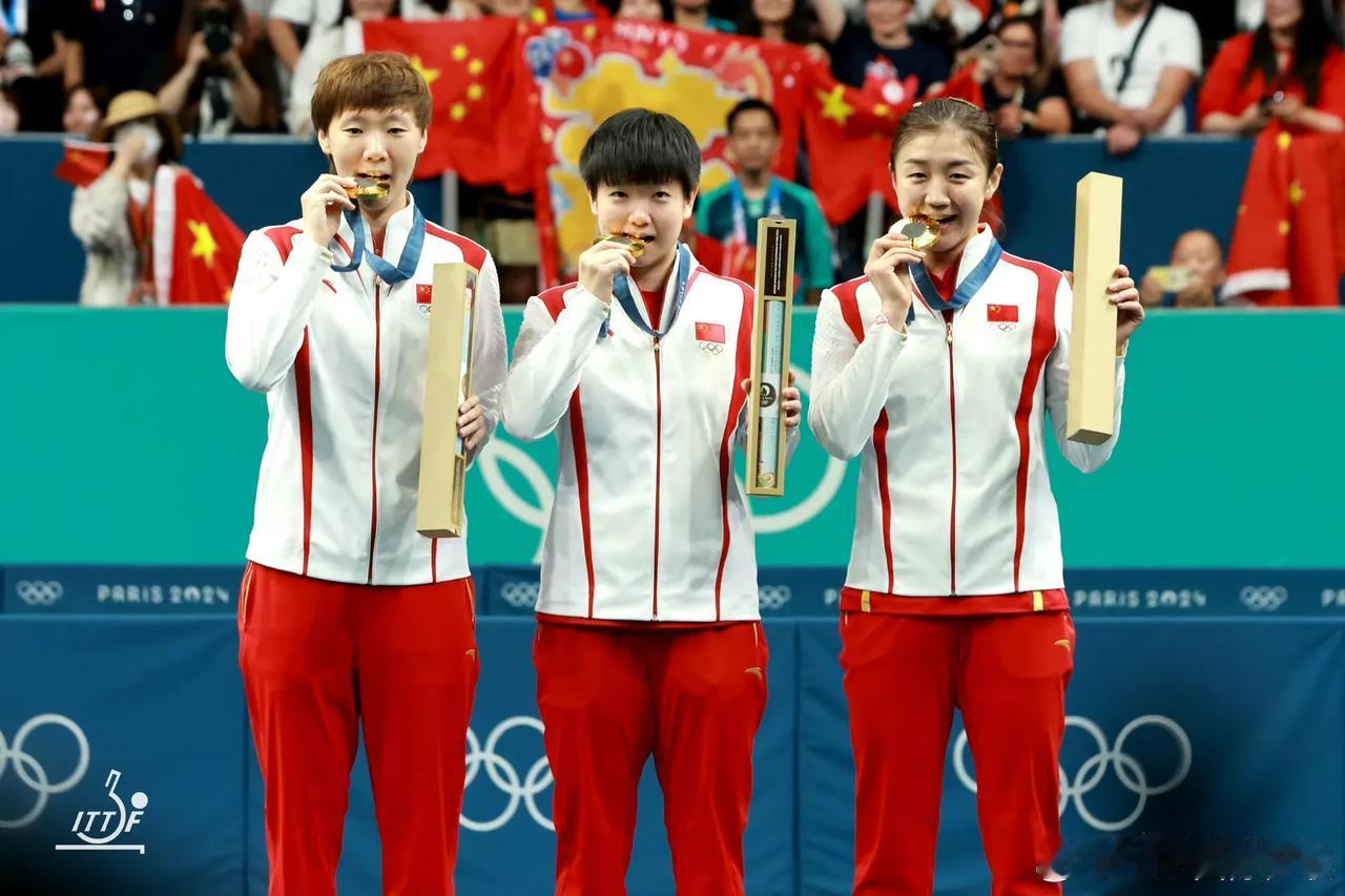 国际乒联晒出巴黎奥运会乒乓球项目两周年回顾的多张经典照片！这些照片承载了巴黎奥