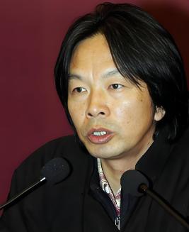 刘震云说：“任何欺负你的人，本质上都是在试探你的底线，如果你什么都能原谅，