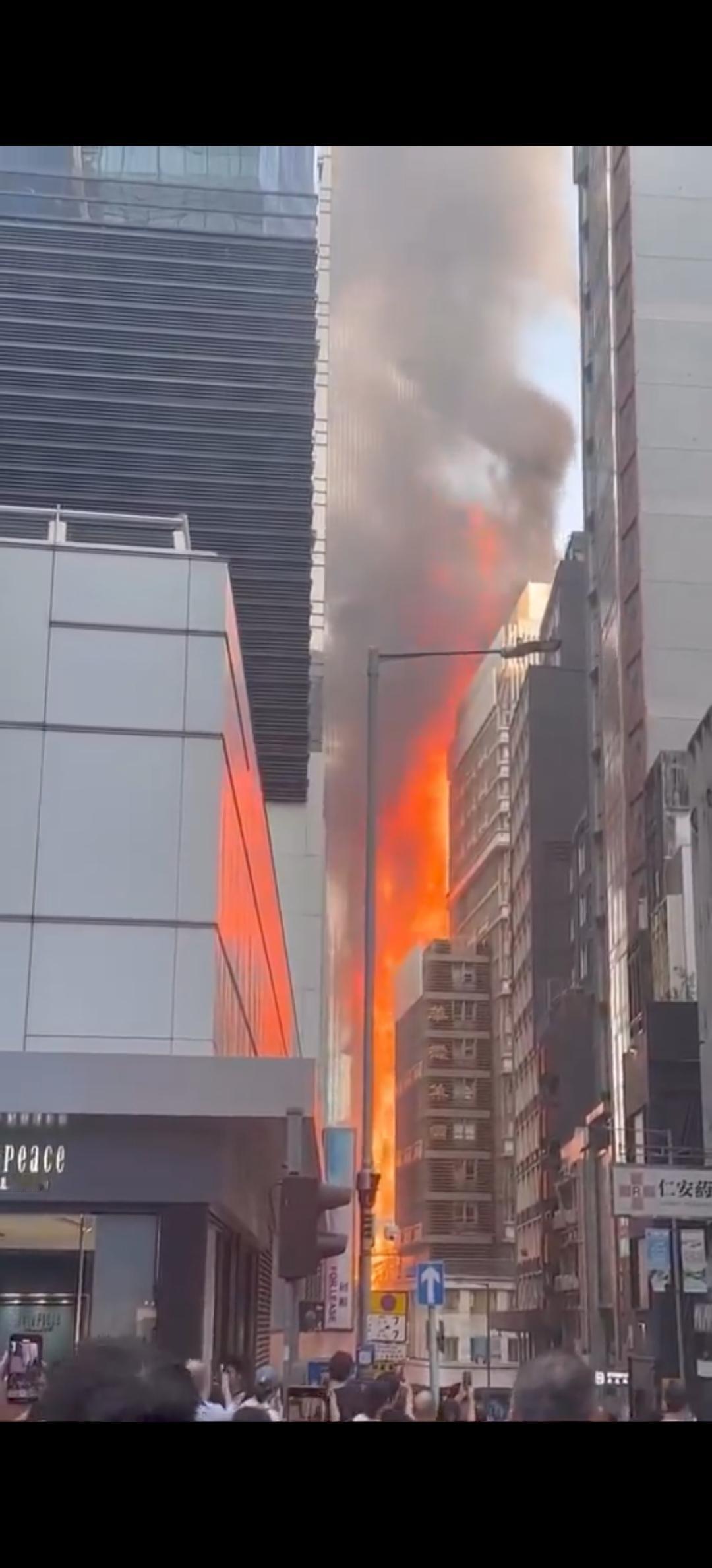 今天，香港中环区华懋大厦外的棚架起火高层建筑救火高层住宅楼火灾香港消防处香