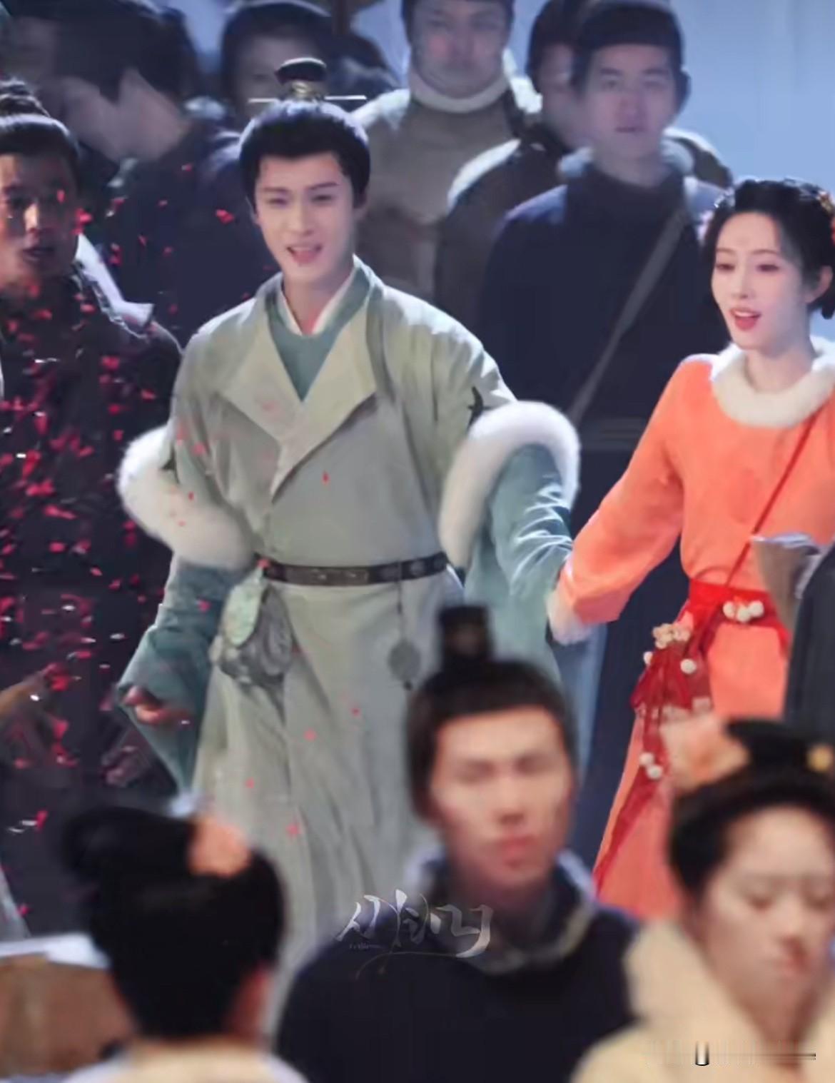 1月23日，孟子义李昀锐《尚公主》路透孟子义拉着李昀锐的手逛夜市，有人给孟子义