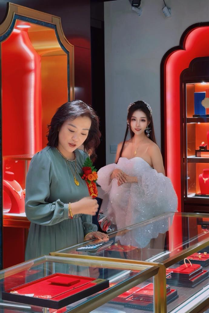 最近郝蕾在出席时尚活动的时候搭配的好漂亮，看起来也格外的年轻。她这次穿了一件