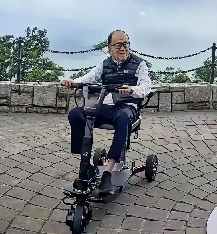 相信大家对一件事很感兴趣：李嘉诚到底有多少家底，他走了以家资产会怎么分。按