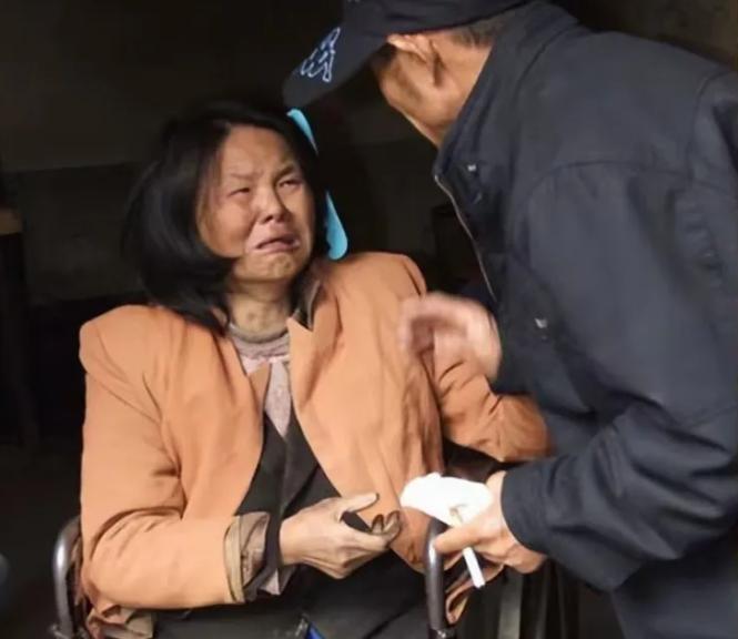 2001年，山东一49岁三轮车夫，在街头遇到一位被遗弃的高位截瘫女子，心善的他将
