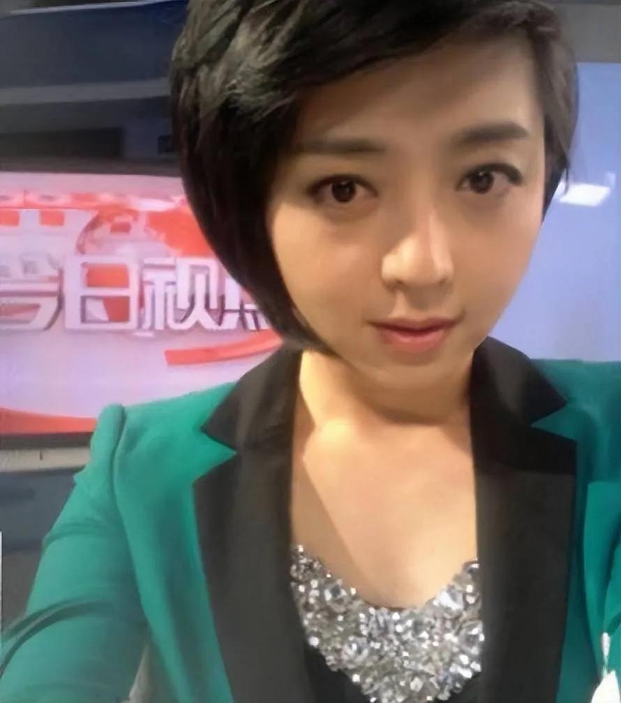 2015年，四川电视台女主播佟瑶，吃完饭回宾馆途中，实在尿急，就停下车钻进路旁灌