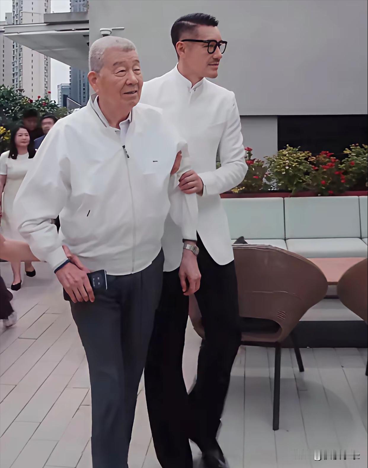 惊了！54岁胡兵和89岁老爸同框，这状态也太绝了吧！👏最近胡兵带着老爸出席活