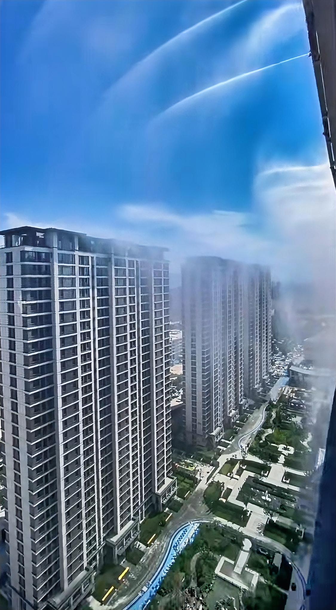 这才是有心的物业吧。山西一小区弄了个人工降雨，就是在楼顶弄了一排喷水器，向下