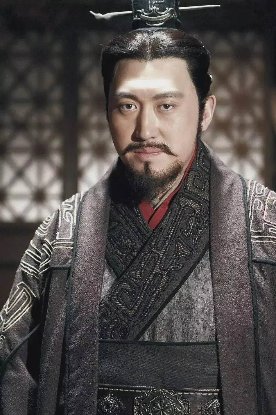 秦武王扛鼎失败，年仅23岁便去世，按秦国传统来说，王位应该由其亲弟弟公子壮继承，