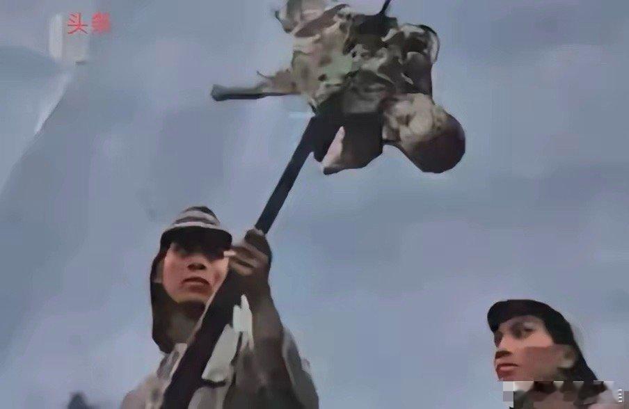 南京大屠杀发生时，侵华日军拍摄到将婴儿挑在刺刀尖上的照片，寄回日本给妻子。妻子回