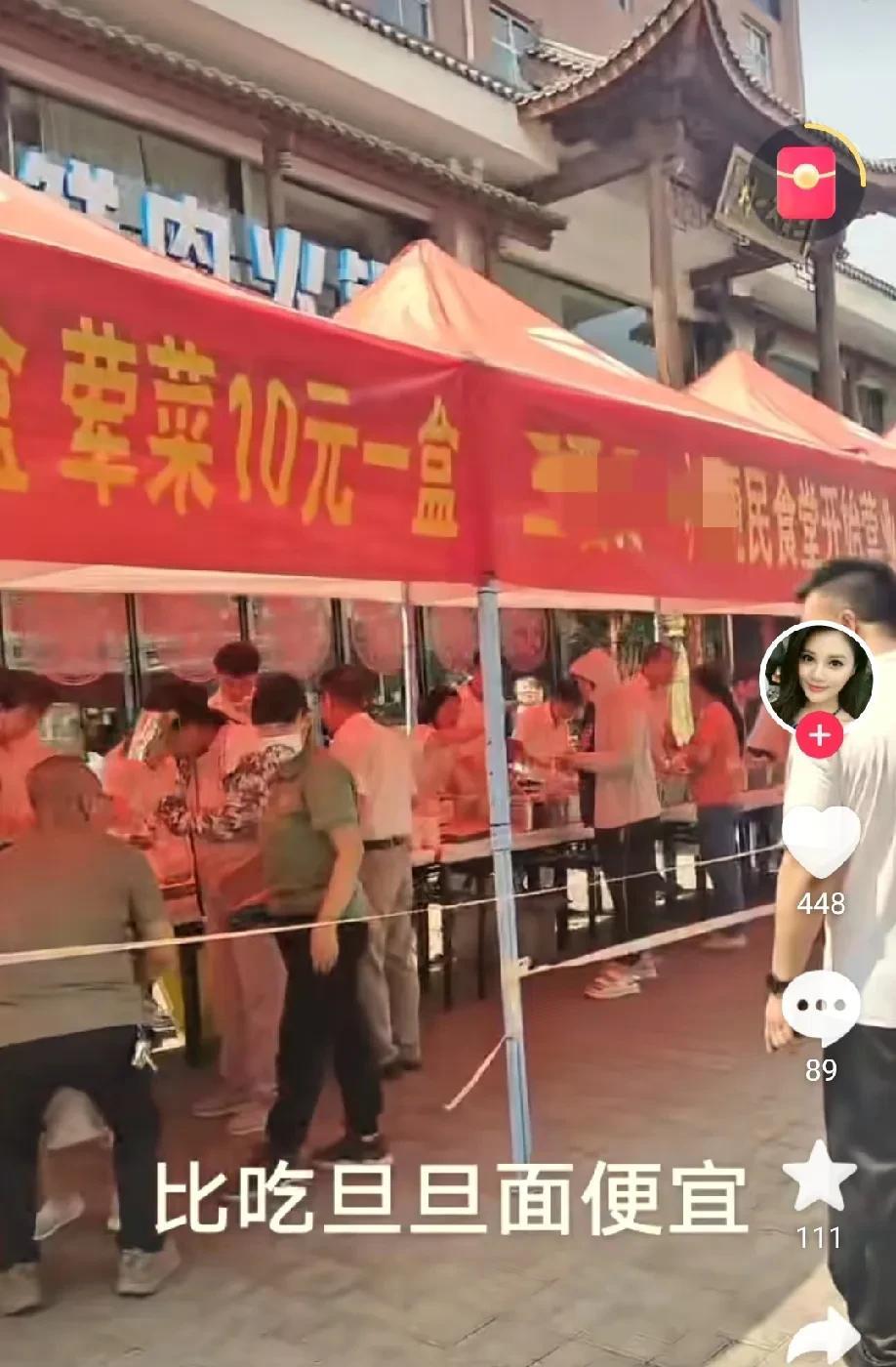今年的餐饮业真不好干，尤其是上点档次的饭店。最近我发现当地的许多大饭店自降身份