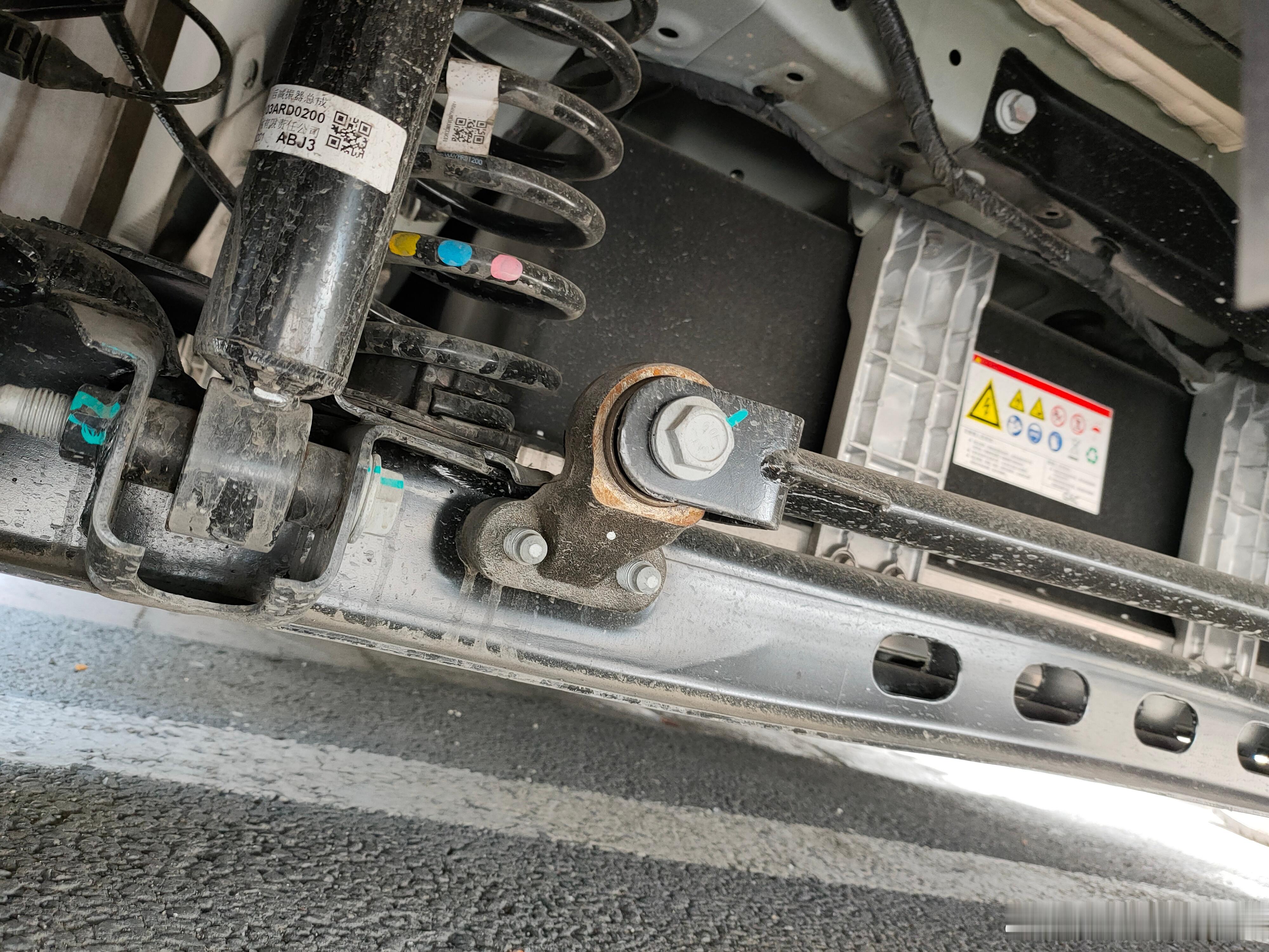 aions。后腿panhard在整体桥上的安装点。。。跟硬轴没一体。